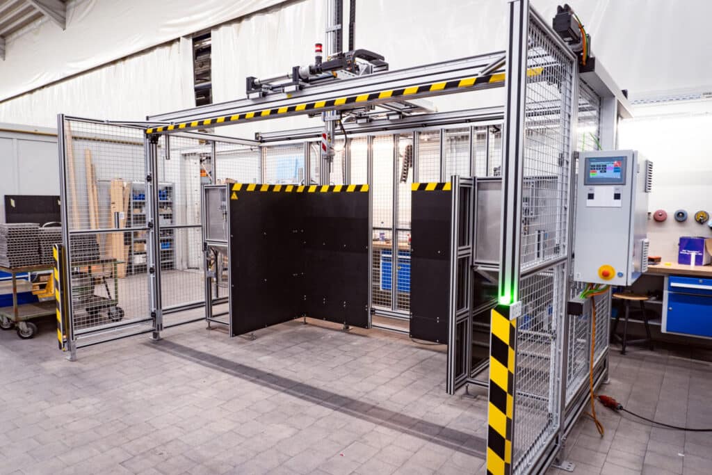 Sondermaschine mit Robotunits Schutzzaunsystem und Portalachse bei ATKA – sichere Automation auf modularer Basis