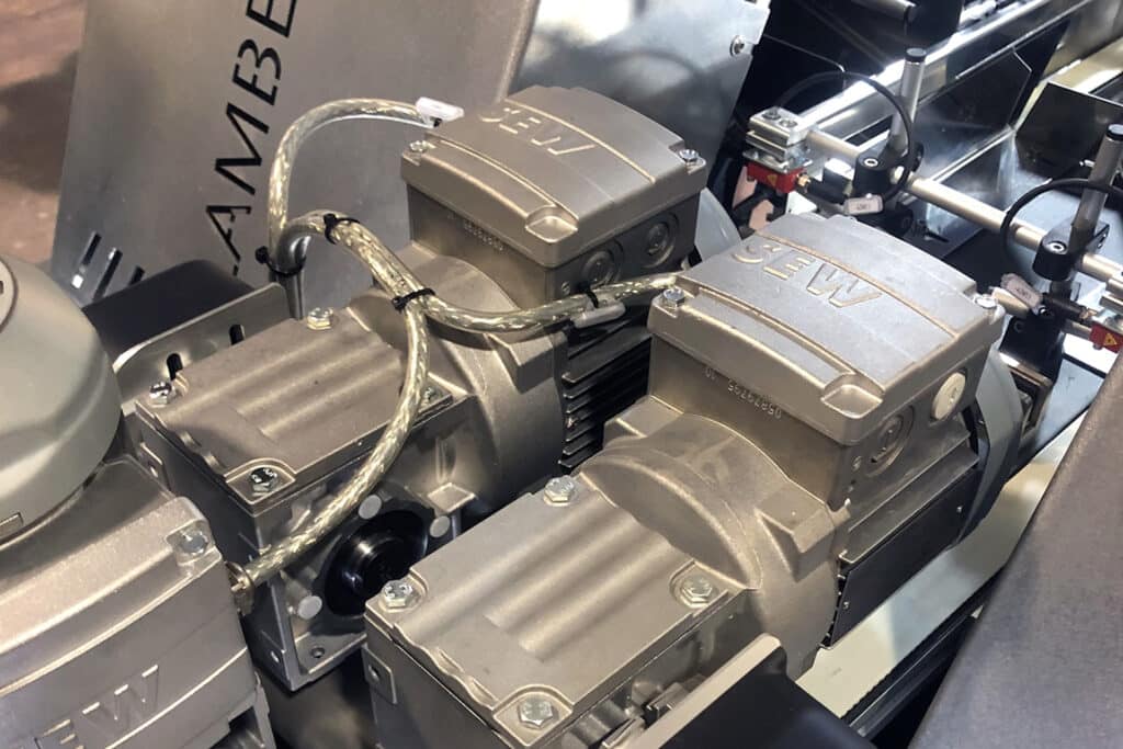 Mehrere SEW-Motoren in einer Robotunits Förderlösung bei Lambert – kompakte und leistungsstarke Antriebstechnik für automatisierte Transportprozesse