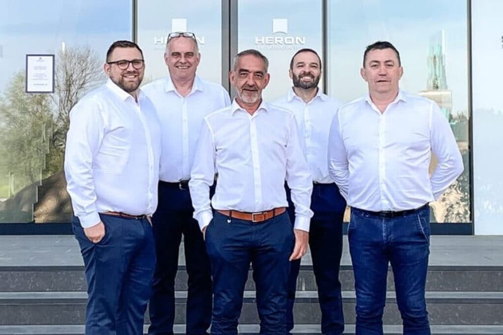 Das Robotunits Team Frankreich vor dem Standort der Heron Innovationsfactory – internationales Vertriebsnetzwerk weiter ausgebaut