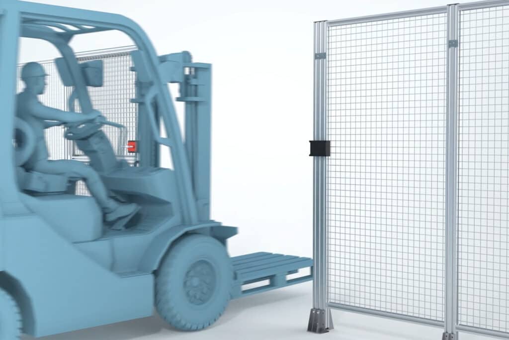 Anwendungsbeispiel eines Teleskopschiebetors von Robotunits mit Gabelstapler – platzsparende Schutzzaunlösung für enge Arbeitsbereiche