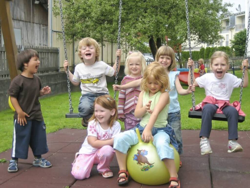 1997 Gründung der betriebseigenen Kinderbetreuung Löwenzahn und Seidenpfote