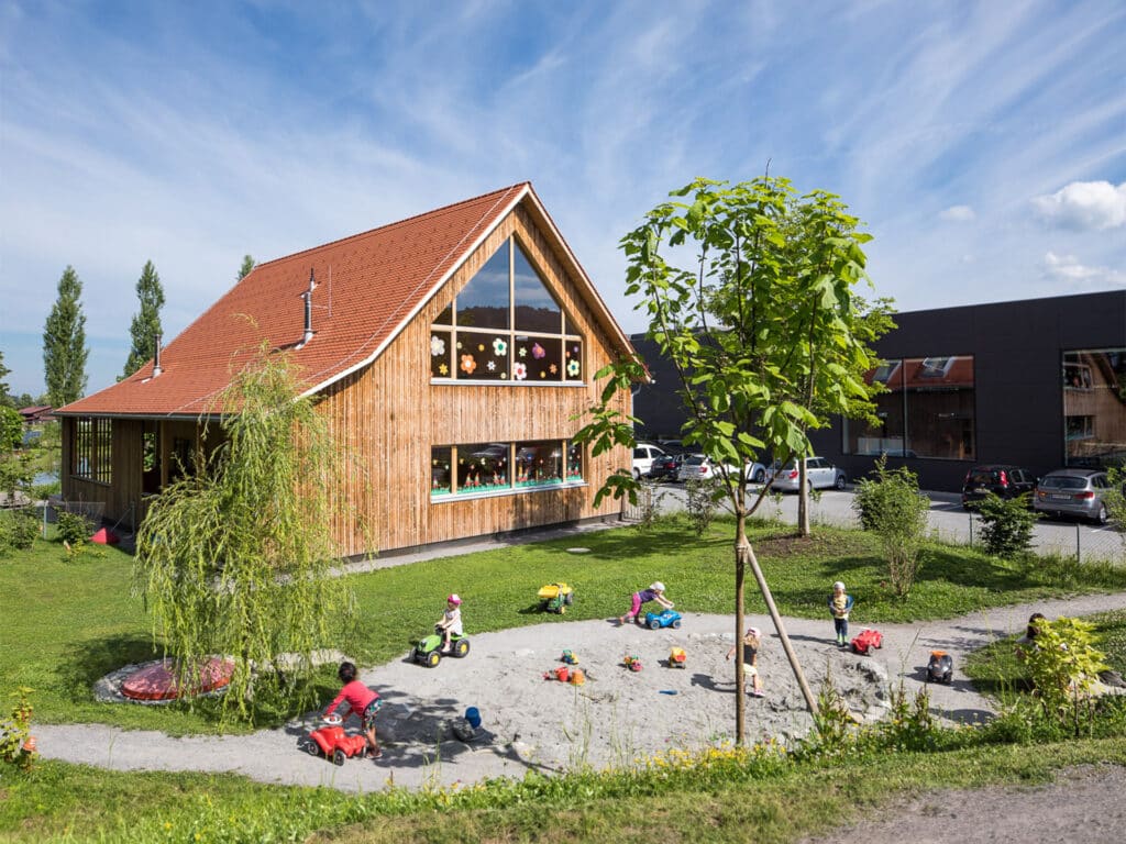 Unsere Kindergruppe „Löwenzahn und Seidenpfote“ bezieht das neue Gebäude auf dem Gelände der Firmenzentrale